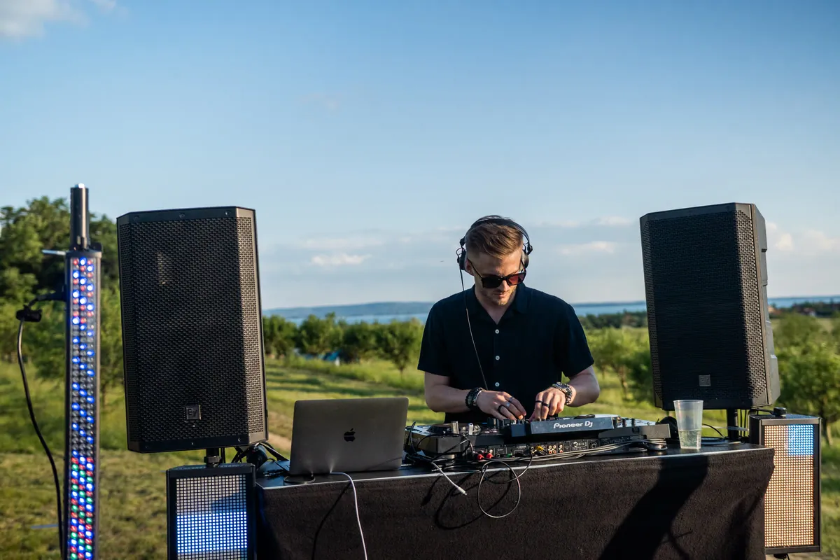 Július–augusztus